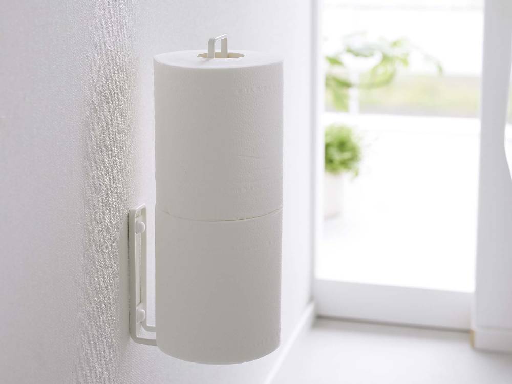 スチール製の【tower/タワー】ウォールトイレットペーパーホルダー。壁に取り付け可能で、2ロールのトイレットペーパーを収納できるシリンダー型デザイン。