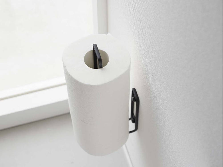 壁に取り付けられたスチール製タワー型ウォールトイレットペーパーホルダーに、一般的なサイズのトイレットペーパーが2ロール収納されている様子