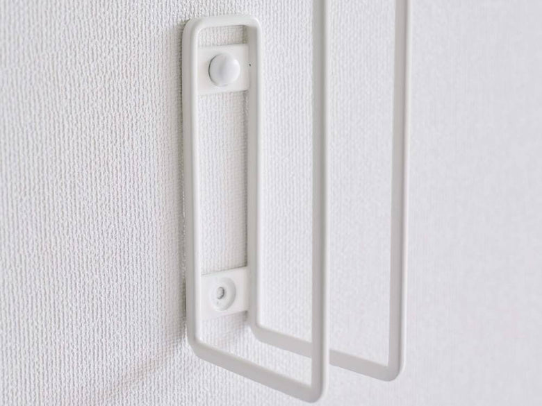 スチール製タワーウォールトイレットペーパーホルダーが壁に取り付けられている様子