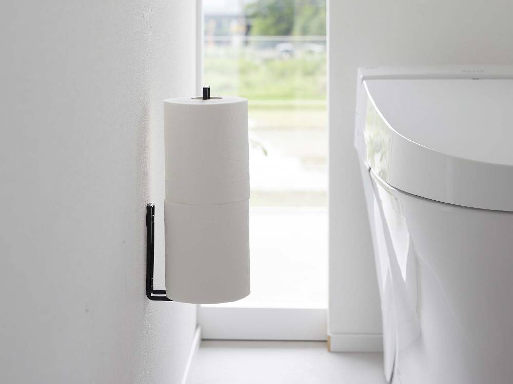 スチール製のタワーウォールトイレットペーパーホルダーがバスルームの壁に設置され、二つのトイレットロールを保持している様子