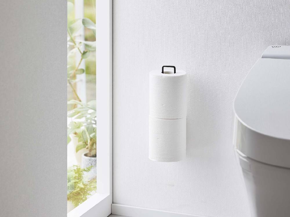 バスルームの壁に設置されたスチール製ウォールトイレットペーパーホルダー