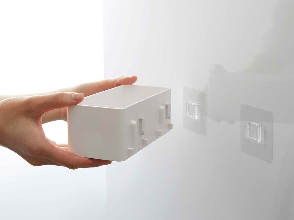 ホワイトの【PLATE/プレート】フィルムフックラックW18が壁に設置されている様子