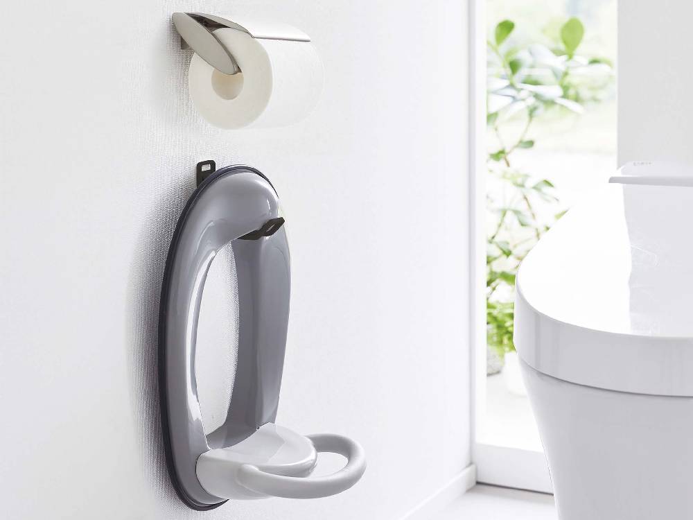 白色のタワーウォールトイレ用品収納フックがトイレの壁に取り付けられたバスルーム