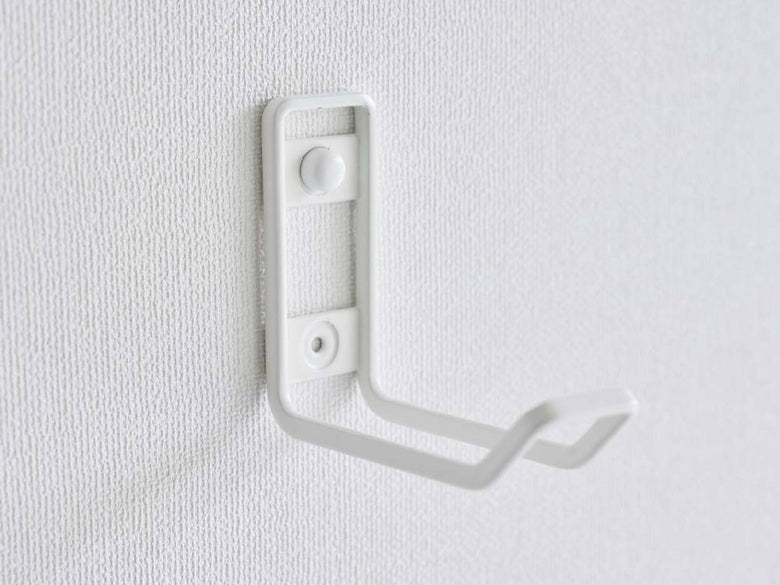 タワー製ウォールトイレ用品収納フックがスチールとプラスチック素材で壁に取り付けられている様子