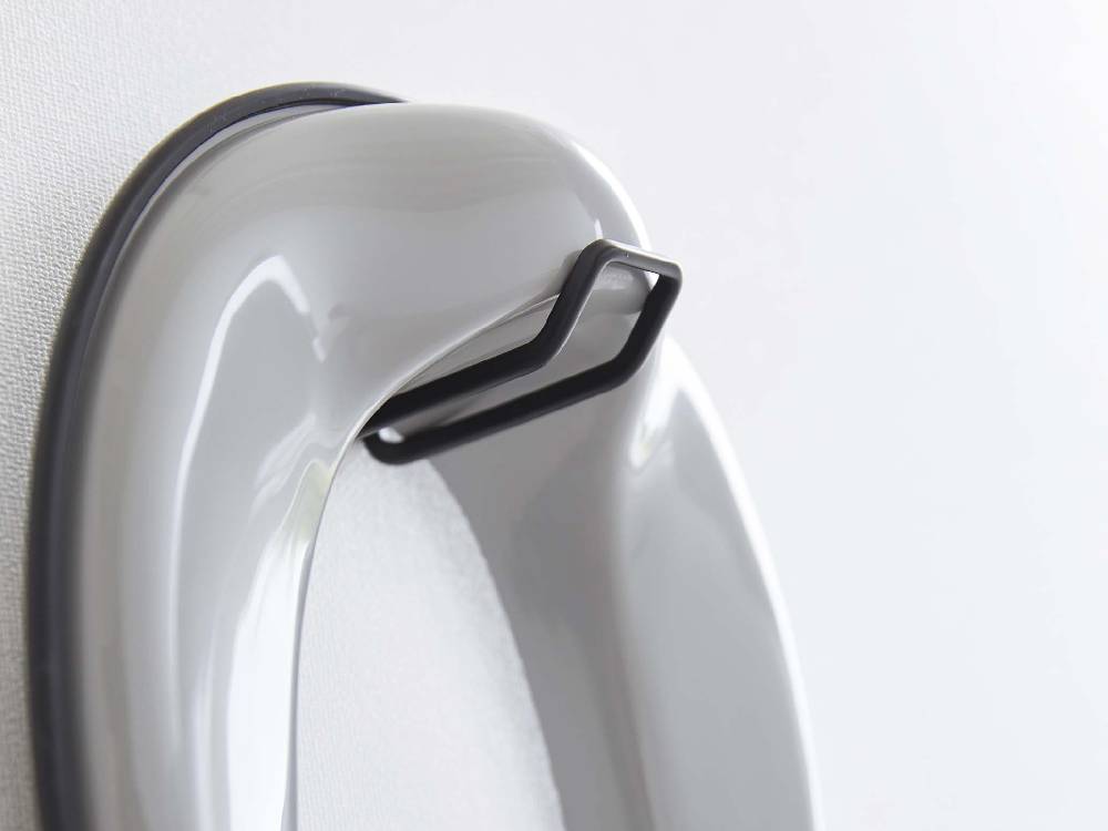 銀色のスチール製ウォールトイレ用品収納フックが石こうボードの壁面に取り付けられている様子