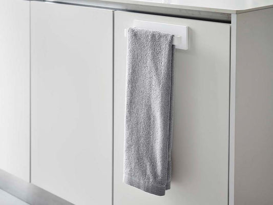 白色の浴室キャビネットに取り付けられたW18ホワイトのフィルムフックタオルハンガー