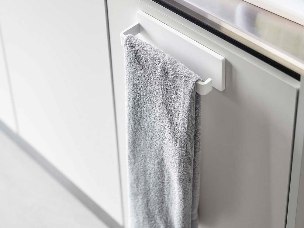 キッチンのシンク横に白色のタオルハンガーが取り付けられており、銀色のハンドルが見える家庭用フィルムフック