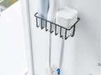 スチール製のウォールトイレ用品収納ラックが壁に取り付けられ、フックに歯ブラシやその他の日用品が掛けられている様子