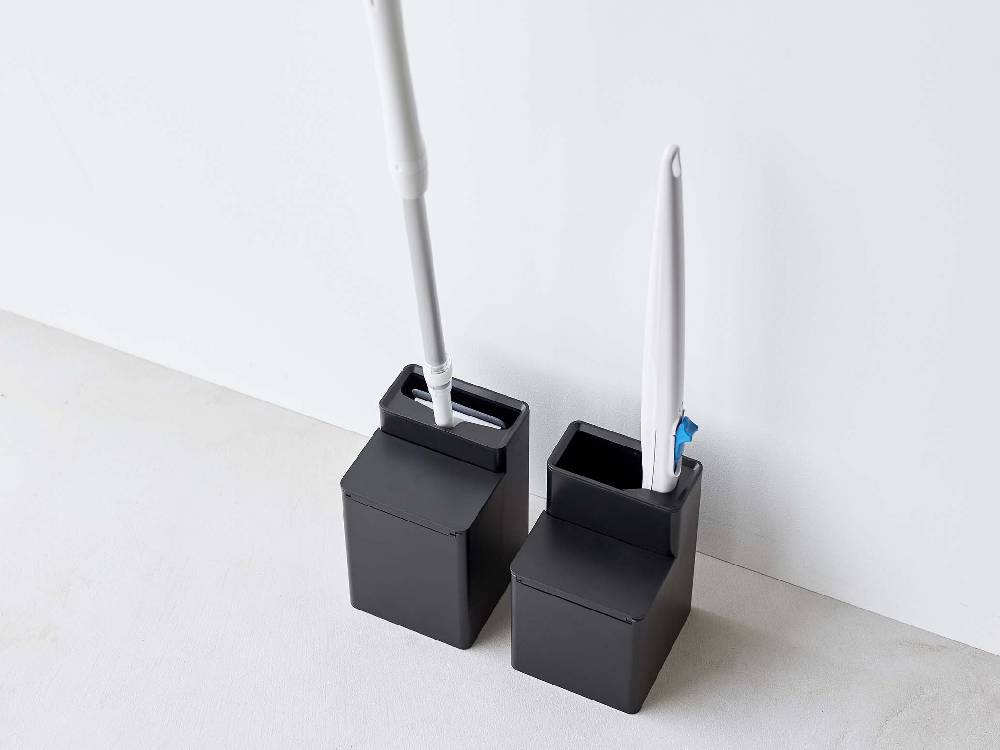 クリーナーシート収納付きの白色ABS製トイレワイパースタンド。シリコーンパッキンを使用し、コンパクトなデザイン。