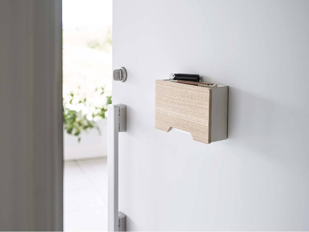 RIN/リンのマグネットマスクホルダー。スチール製本体と天然木の積層合板トレーが組み合わさった家庭用セキュリティハードウェア