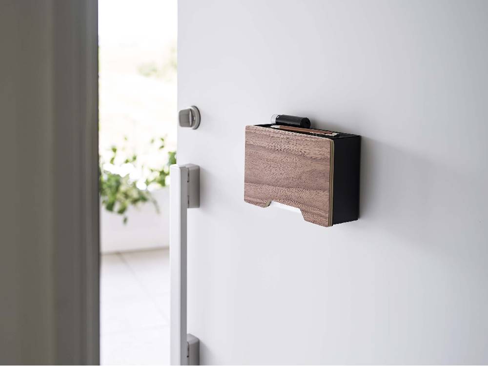 RIN/リンのマグネットマスクホルダー。スチールと天然木を使用した本体に、マグネットやフックが付属したデザイン。