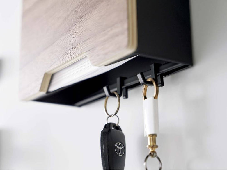 【RIN/リン】マグネットマスクホルダー本体と付属のマグネット、滑り止め、フックが整然と並べられている様子