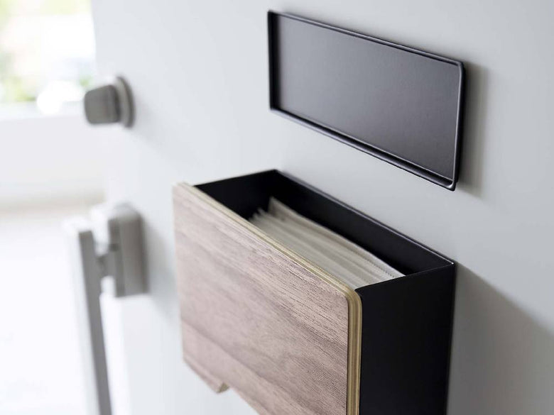 銀色の引き出し内に配置された【RIN/リン】マグネットマスクホルダー