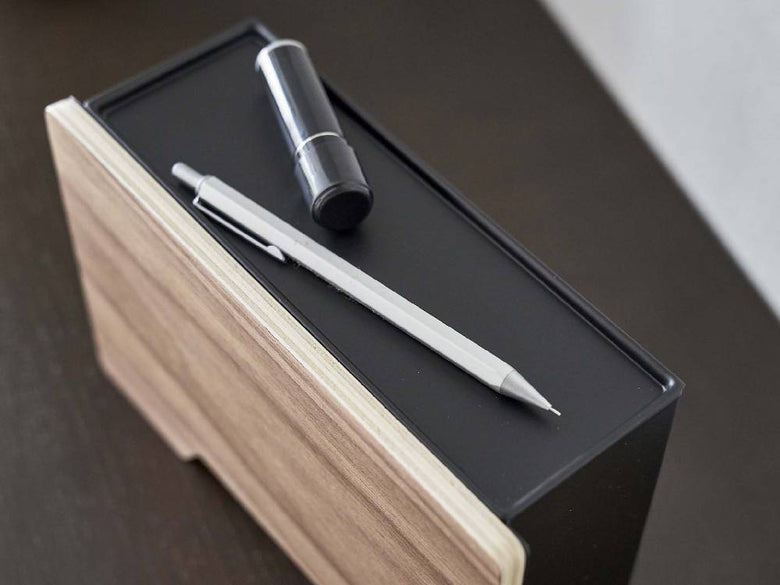 スチールと木製のRIN/リン製マグネットマスクホルダー本体、トレー、フックが整然と配置された収納スタンド