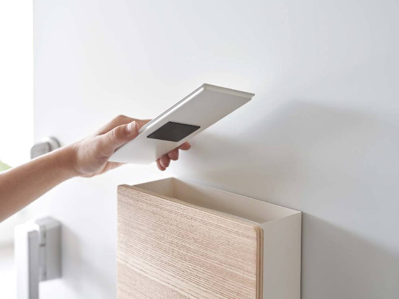 RIN/リンのマグネットマスクホルダー。天然木積層合板とスチール製で、オフィスデスクにマスクを整理できるガジェット。