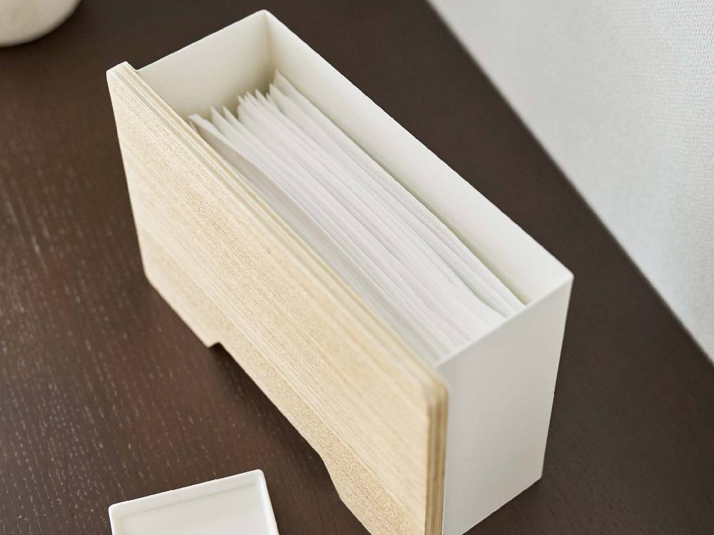 【RIN/リン】マグネットマスクホルダー。本体は粉体塗装されたスチール製で、天然木積層合板のトレーとフックが備わったスタイリッシュなデザイン