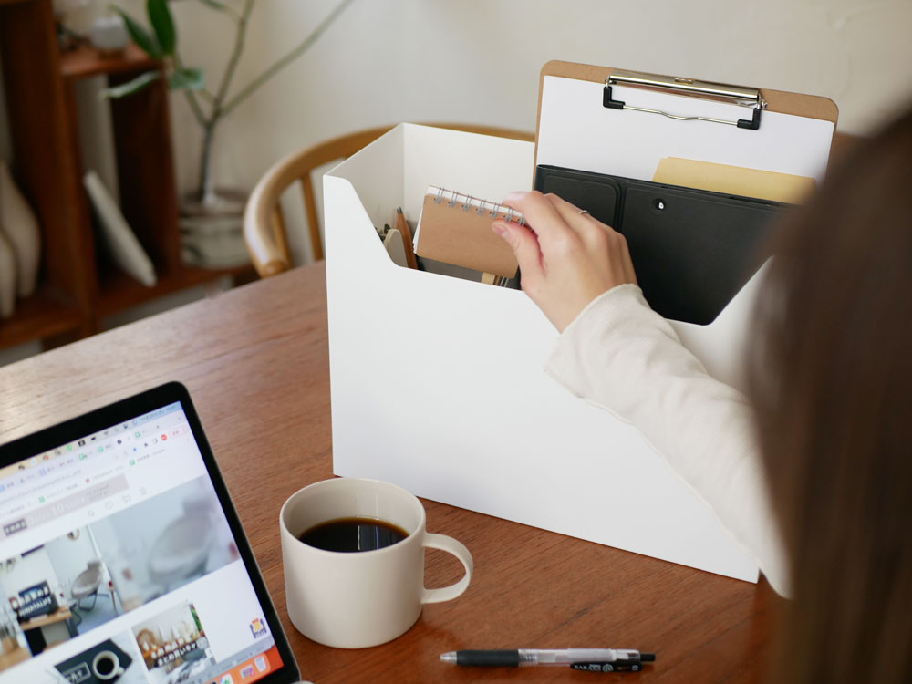 『like-it』の持ち運び可能なインナー付き収納ボックス。オフィス用品や文房具を整理できるポリプロピレン製ボックスと紙製インナーオーガナイザー