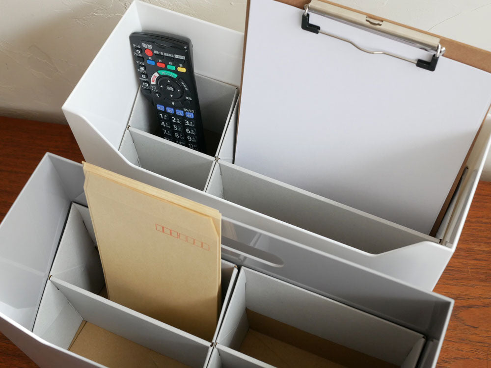 オールホワイトのポリプロピレン製収納ボックスに、2つの紙製インナーオーガナイザーがセットされている写真