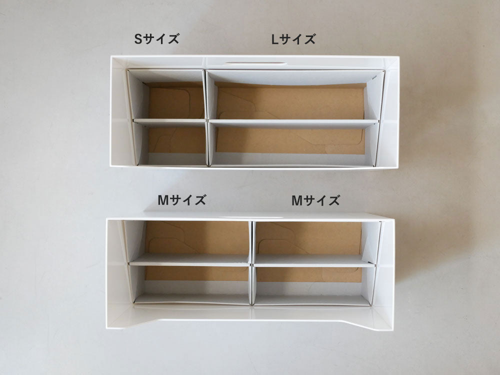 ポリプロピレン製の持ち運び可能なインナー付き収納ボックスが木塗りの棚に並べられている