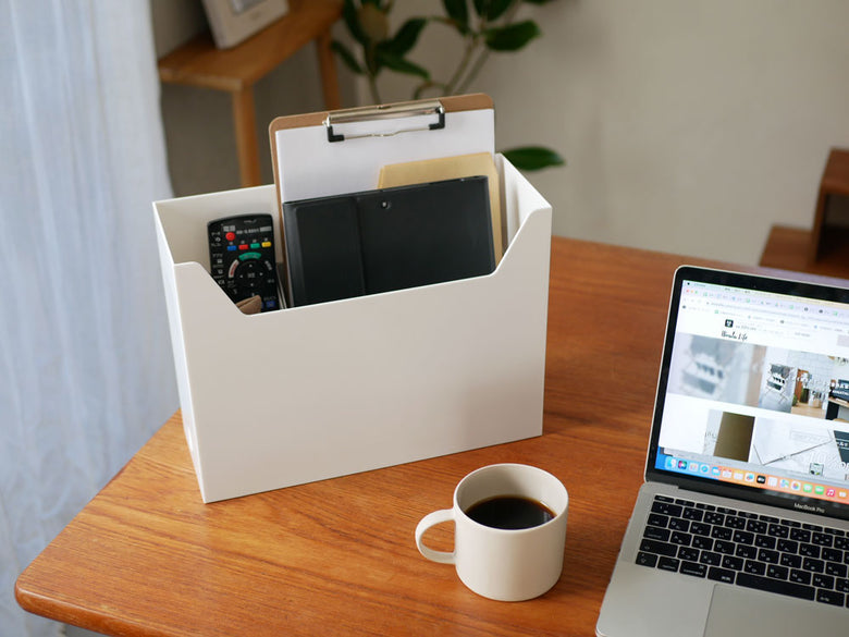 持ち運び可能なインナー付きオフィス収納ボックスがデスク上に配置されている