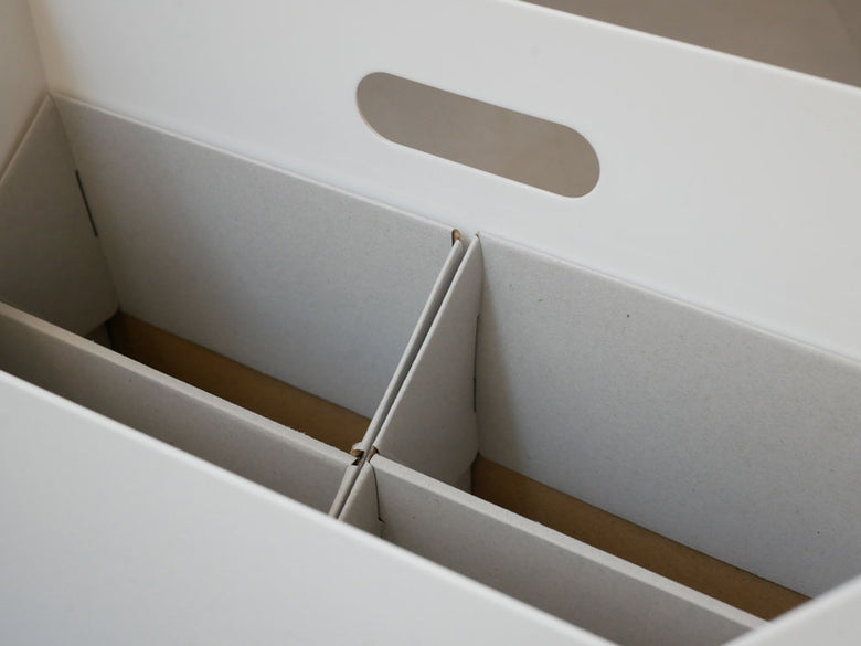 木製の棚にライクイットの持ち運び可能なインナー付き収納ボックスが整然と配置されたデザイン