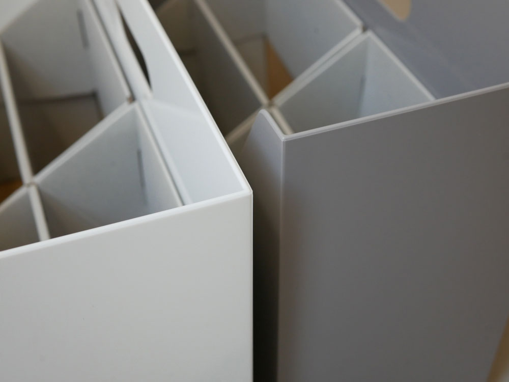 木製の棚に置かれたライクイットの持ち運び可能なインナー付き収納ボックス