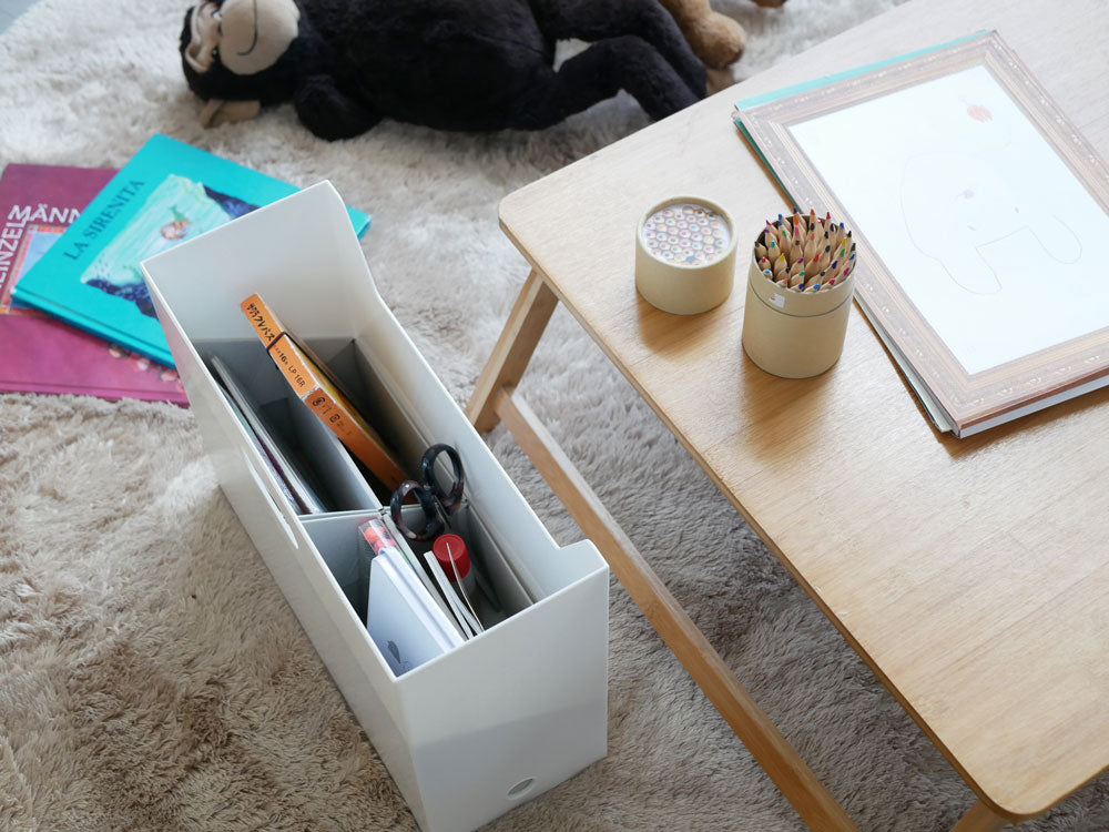 オフィスデスク上に配置されたオールホワイトの持ち運び可能な収納ボックスとインナーオーガナイザー