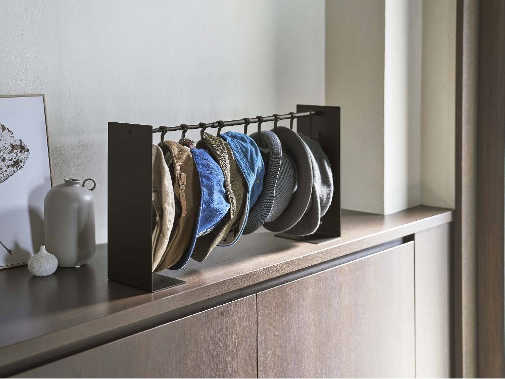 【tower/タワー】帽子収納スタンド、スチール製の棚に複数の帽子が整然と掛けられている様子