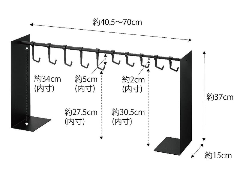 スチール製タワータイプの帽子収納スタンドに複数の帽子が掛かっている様子