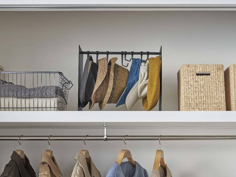 スチールとABS樹脂製のタワー型帽子収納スタンド。複数の棚とフックが配置され、帽子を整理して収納できるデザイン。