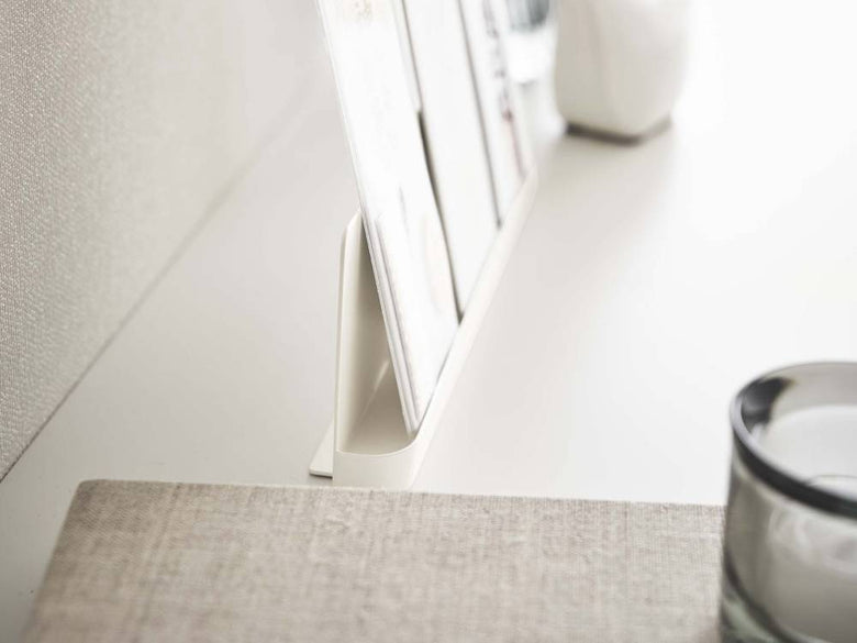 シルバー色のスチール製スマート神札スタンドがオフィスデスク上に配置された静物写真