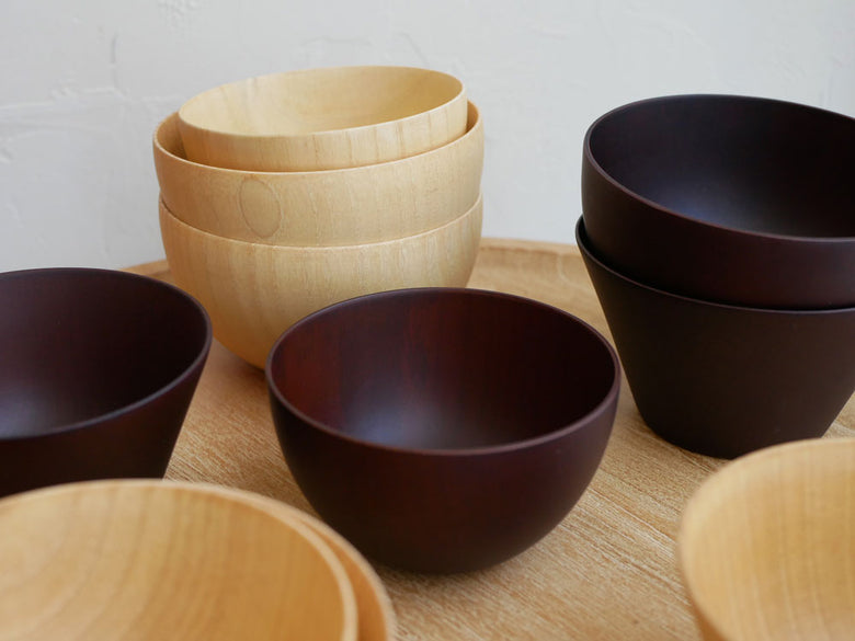 天然木を使用した手作りのマルチボウルセット。丸型と台形の異なるサイズが並び、食洗機対応の上質な食器としてキッチンに彩りを添えています。