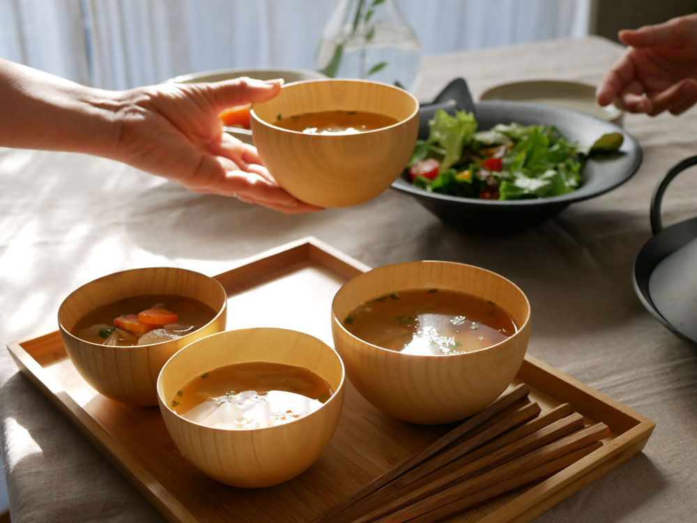 食洗機対応の天然木製マルチボウルセット。丸型と台形の様々なサイズが手作りで並んでいる木の器。