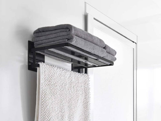 マグネットバスタオル棚が浴室のスチール壁に取り付けられ、タオルやリネンが整然と掛けられている様子。