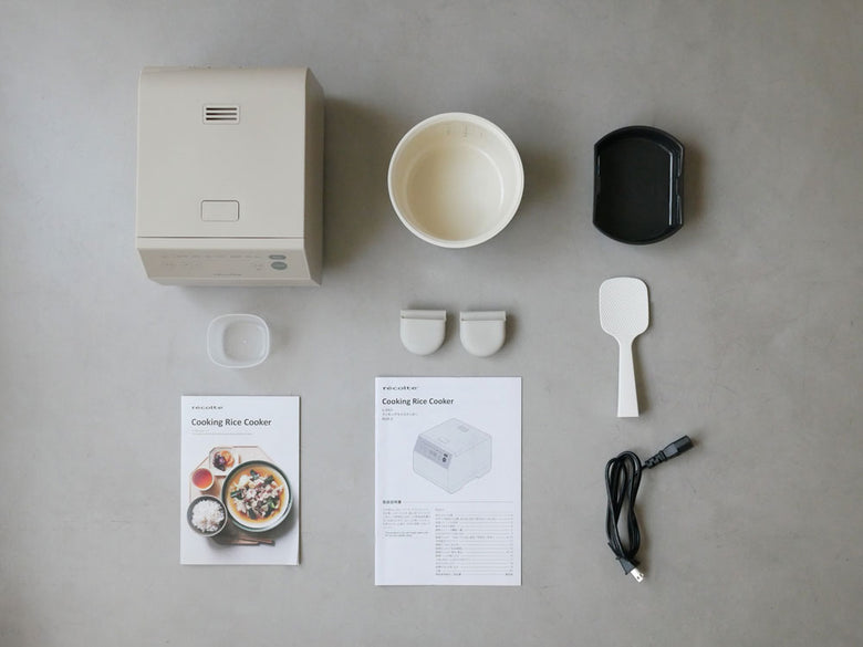 récolte（レコルト）のクッキングライスクッカー本体と付属食器が入った配送用ボックス