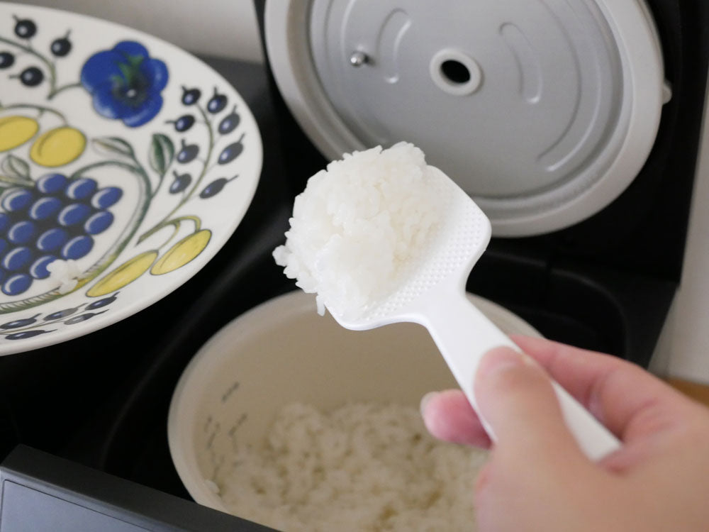 récolteクッキングライスクッカー本体とアルミ内釜、調理トレイ、計量カップ、しゃもじなどの付属品がキッチン用品として整然と並べられた様子