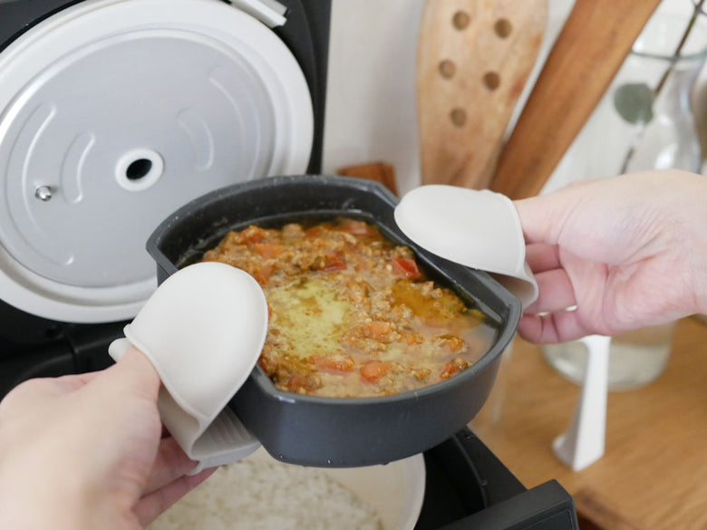 récolteクッキングライスクッカーと調理中の食材やキッチン用品がキッチンに並んでいる写真