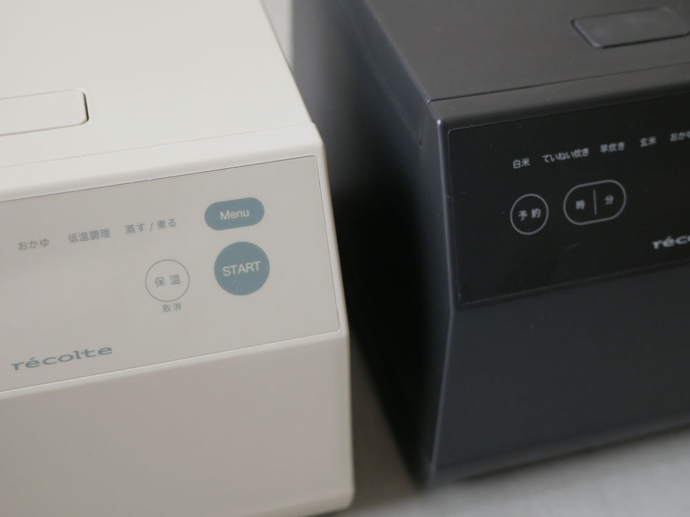 レコルトのクリームホワイトクッキングライスクッカーがキッチンカウンターに置かれている様子