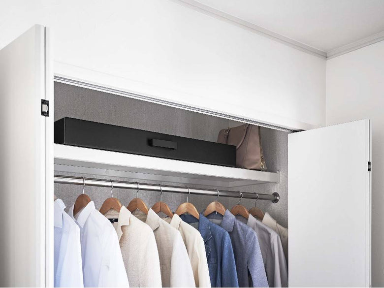 タワー型着物収納ボックスがキャビネットの棚に整然と並べられている様子