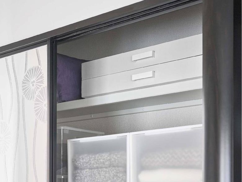 灰色のタワー型着物収納ボックス。複数の棚と引き出しを備えた衣類収納用キャビネット。