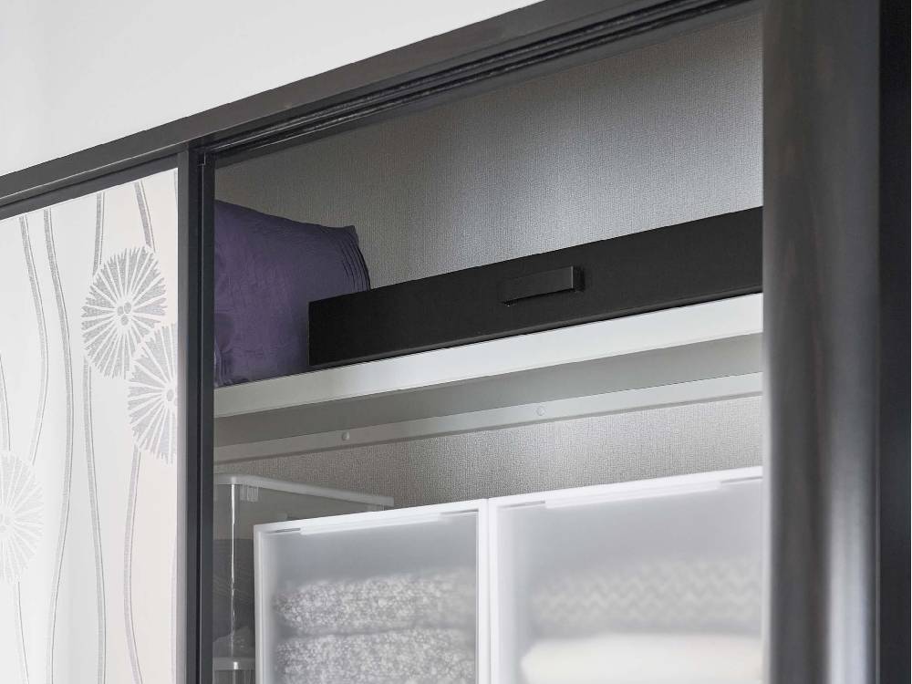 グレーのガラス扉と引き出しが備わったタワー型着物収納ボックス