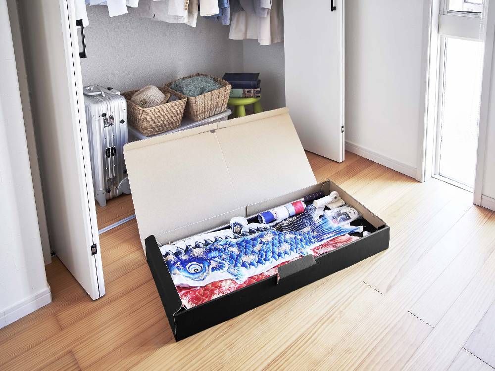 棚に整然と並べられた「tower/タワー」着物収納ボックス。紙製の本体とABS樹脂の取っ手が見える。