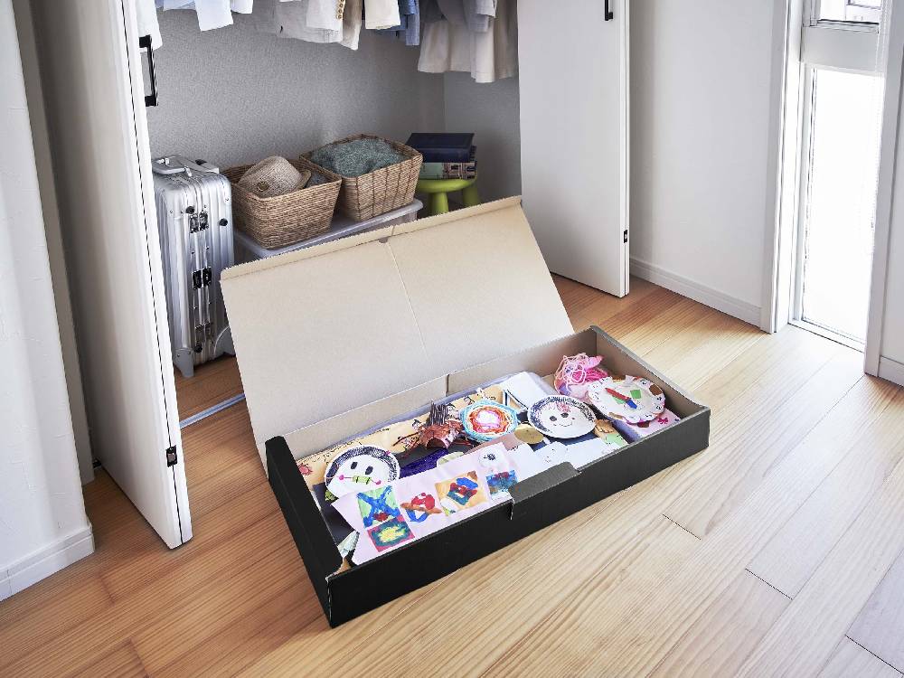 木製の床の上に棚やキャビネットが配置され、タワー型の着物収納ボックスが整然と収納されている様子