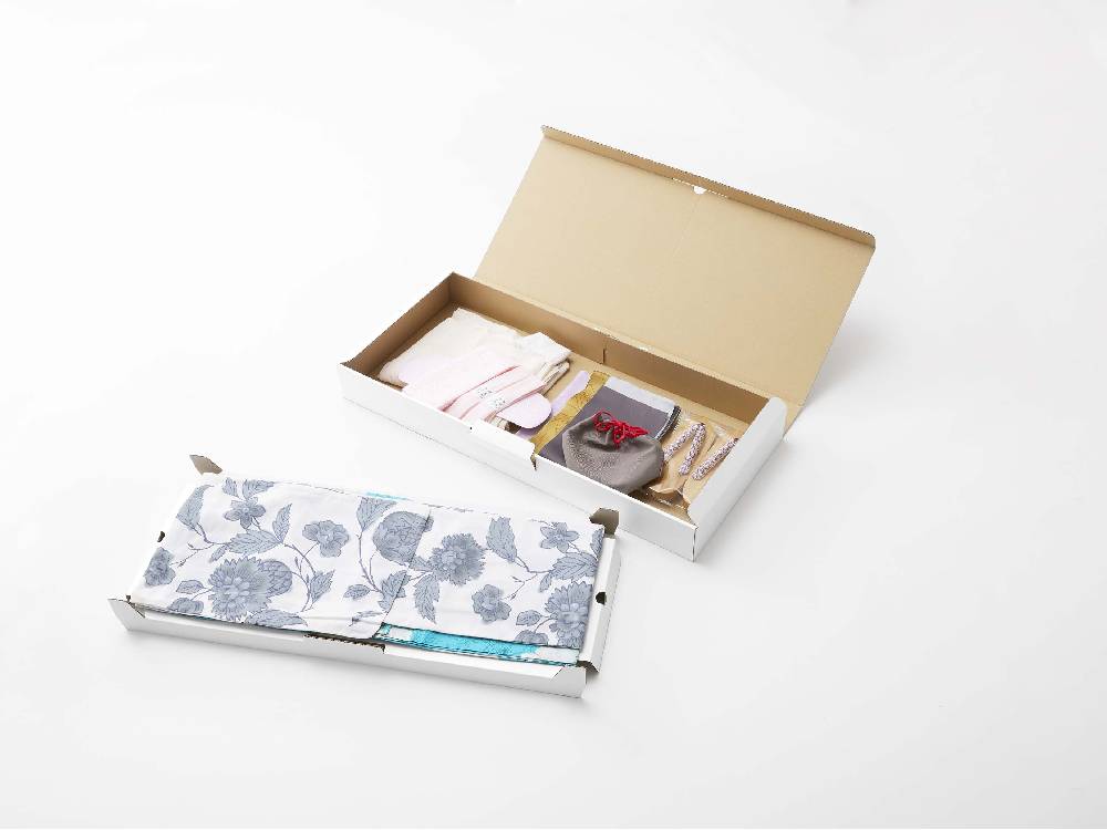 【tower/タワー】着物収納ボックスの写真。紙製の二段構造で、ABS樹脂の取っ手が付いたデザイン。