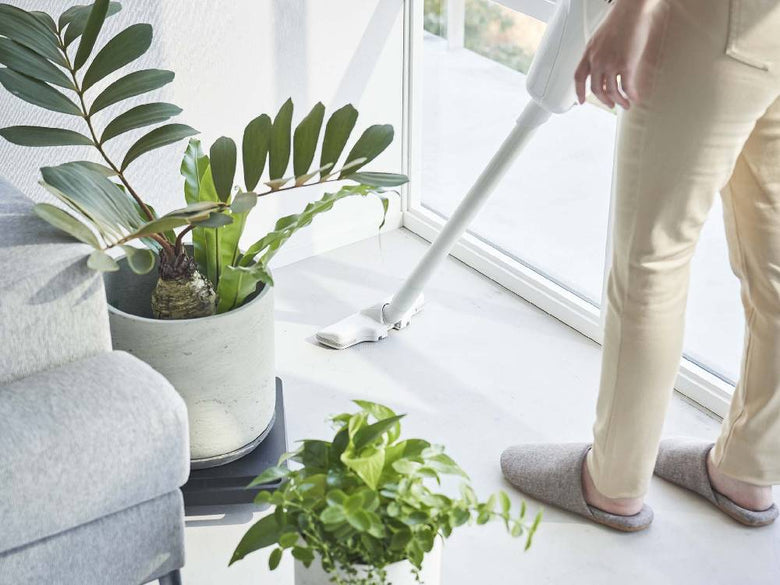 【tower/タワー】自立可能な正方形台車。ポリプロピレン製本体とスチールキャスターで約40kgの荷重に対応し、家庭の掃除用品や植木の整理に最適