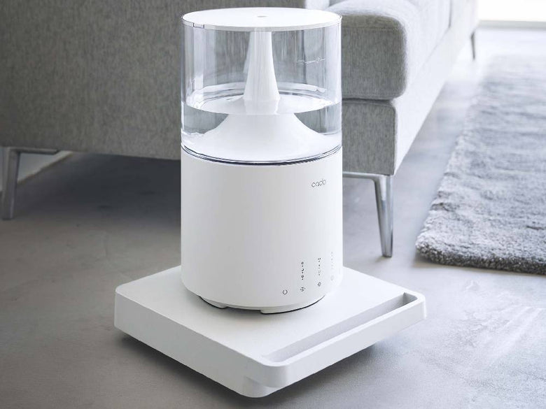 【tower/タワー】自立する正方形の台車。サイズ約28×31×6.6cm、ポリプロピレン製本体とスチールキャスターを備えています。