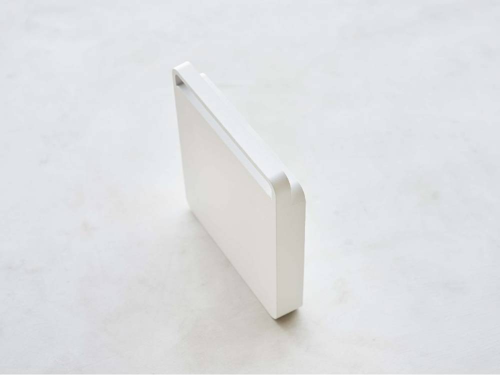 正方形の自立型台車「tower」。ポリプロピレン製でスチールキャスターを備えたオフィス用品