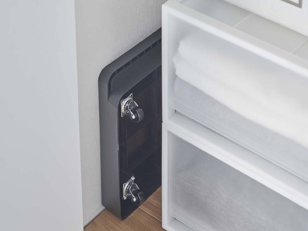 タワー自立台車の画像。灰色のポリプロピレン製ボディに、複数の棚と引き出し、銀色のドアハンドルが付いた正方形のデザインです。