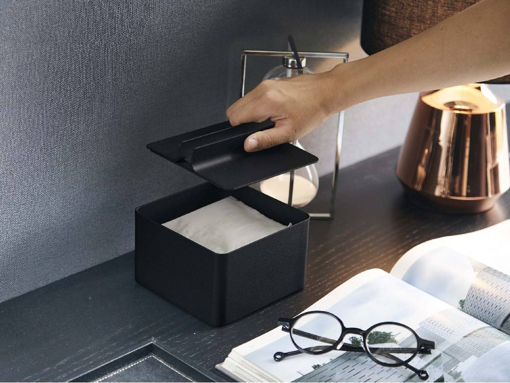 スチール製の銀色蓋付きハーフティッシュケースと鉢植えのハウスプラント