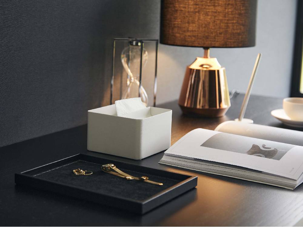 スチール製の銀色蓋付きハーフティッシュケース『tower』がオフィスデスク上に配置されている様子